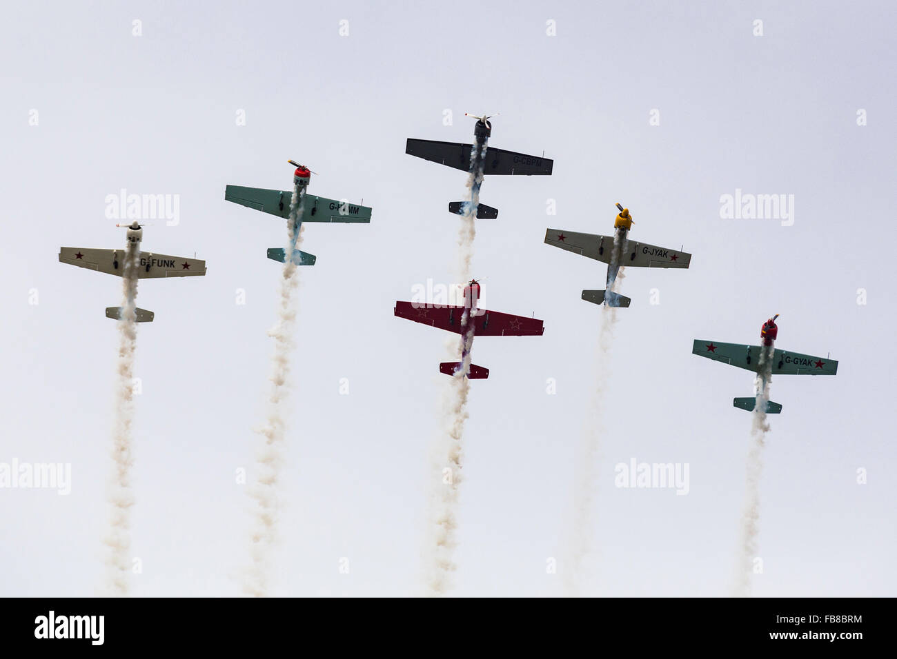 L'équipe de voltige aérienne Aerostars en Yak-50s, Farnborough International Airshow, l'aéroport de Farnborough, Hampshire, au Mont Rushmore, Englan Banque D'Images