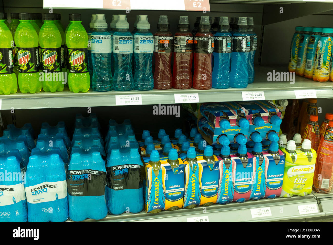 Packs Multi de boissons énergétiques sur des étagères dans un supermarché, UK Banque D'Images