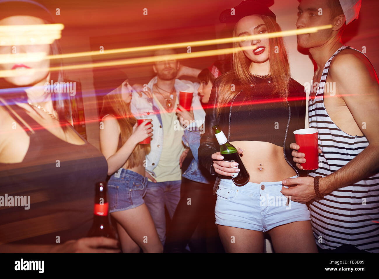 Les jeunes avec un verre relaxant à la partie en bar Banque D'Images Les jeunes avec un verre relaxant à la partie en bar Banque D'Images