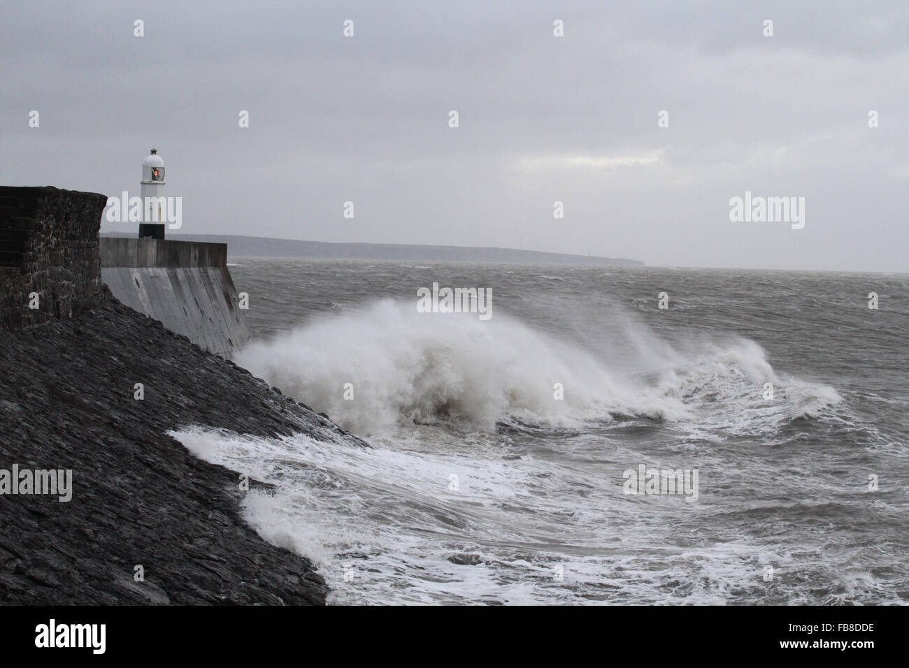 Porthcawl, dans le sud du Pays de Galles, Royaume-Uni, dans une mer difficile Banque D'Images