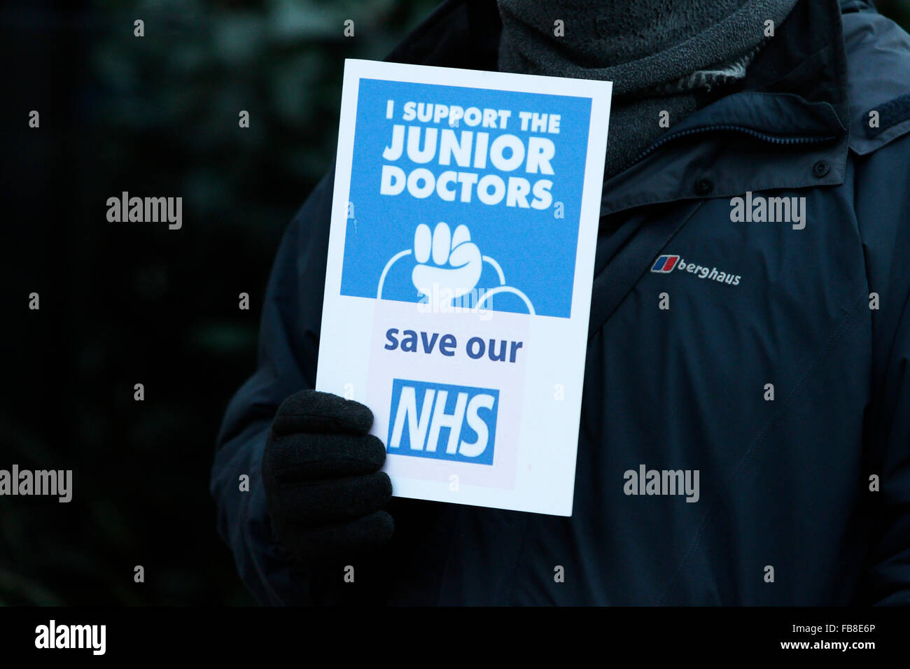 Bristol, Royaume-Uni. 12 janvier, 2016. Un manifestant est représenté à l'extérieur de la Bristol Royal Infirmary avec un panneau à l'appui des médecins le jour que les médecins font grève pour protester contre les changements proposés à leurs contrats. Credit : lynchpics/Alamy Live News Banque D'Images