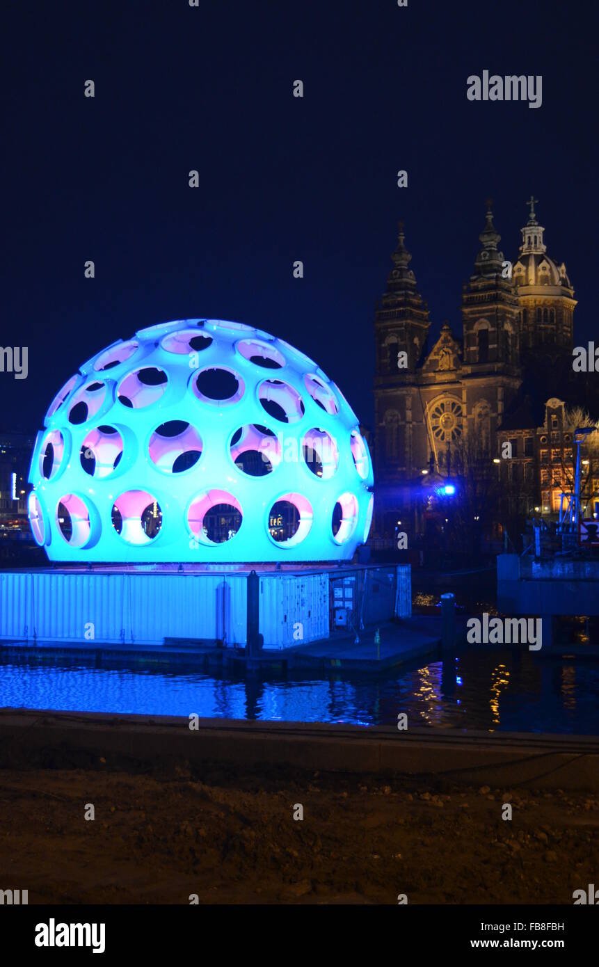 L'art en face de la Basilique de Saint Nicolas dans la nuit, Amterdam, Pays-Bas Banque D'Images