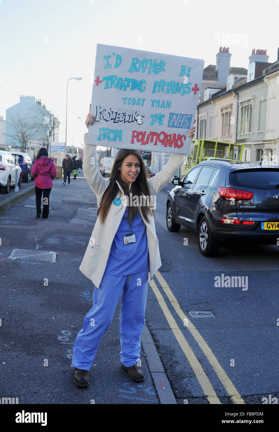 Brighton UK 12 Janvier 2016 - Le Docteur Sarah Cavilla un an 3 d'enregistrement spécialisés se joint aux médecins en grève à l'extérieur de l'Hôpital du comté Royal Sussex à Brighton aujourd'hui qu'ils se joignent à la journée nationale d'action contre les coupures du gouvernement et de l'évolution de leurs conditions de travail Crédit : Simon Dack/Alamy Live News Banque D'Images