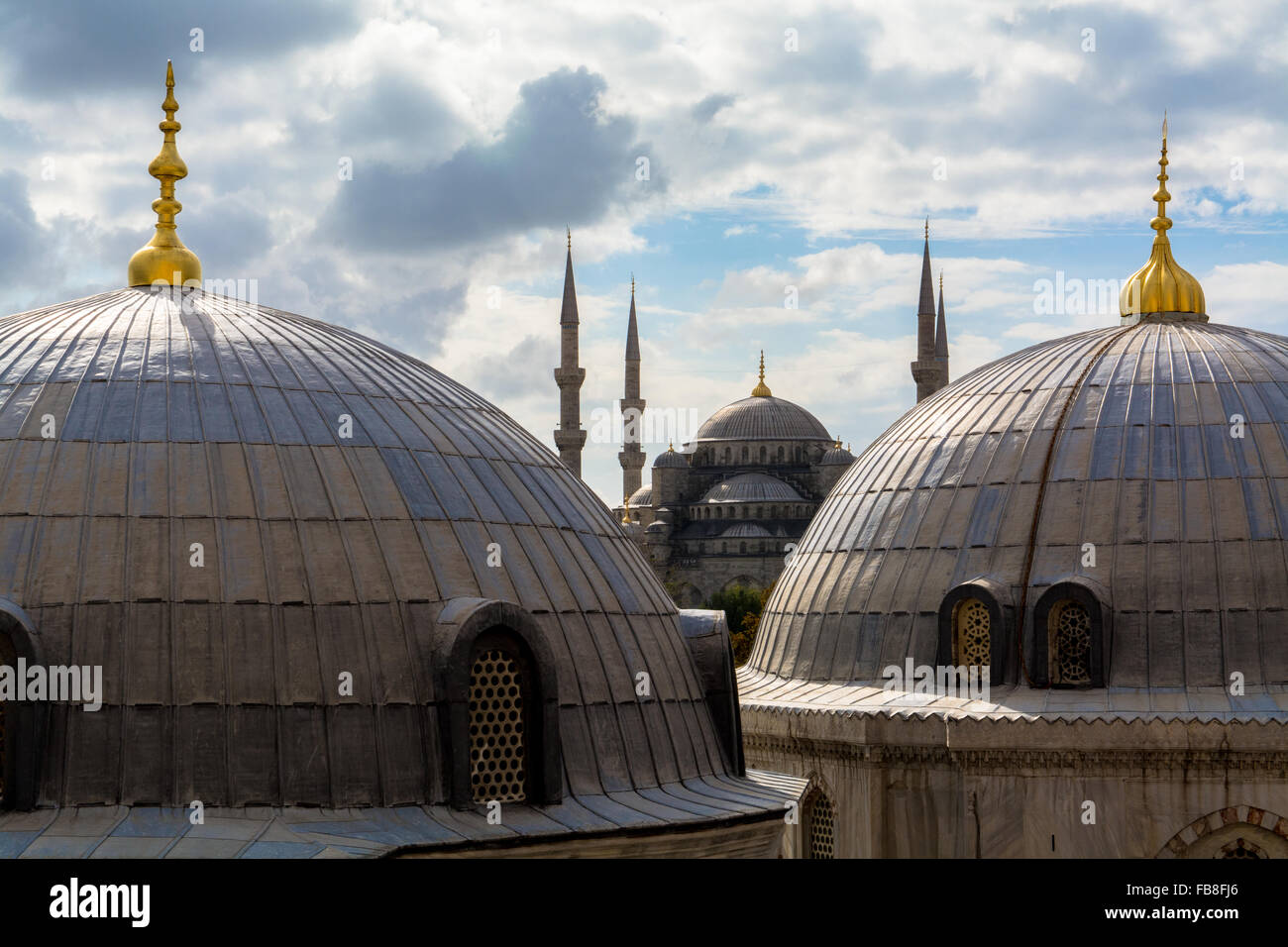 Mosquée bleue et dômes vue depuis Ayasofya deuxième étage sous les nuages et ciel bleu Banque D'Images