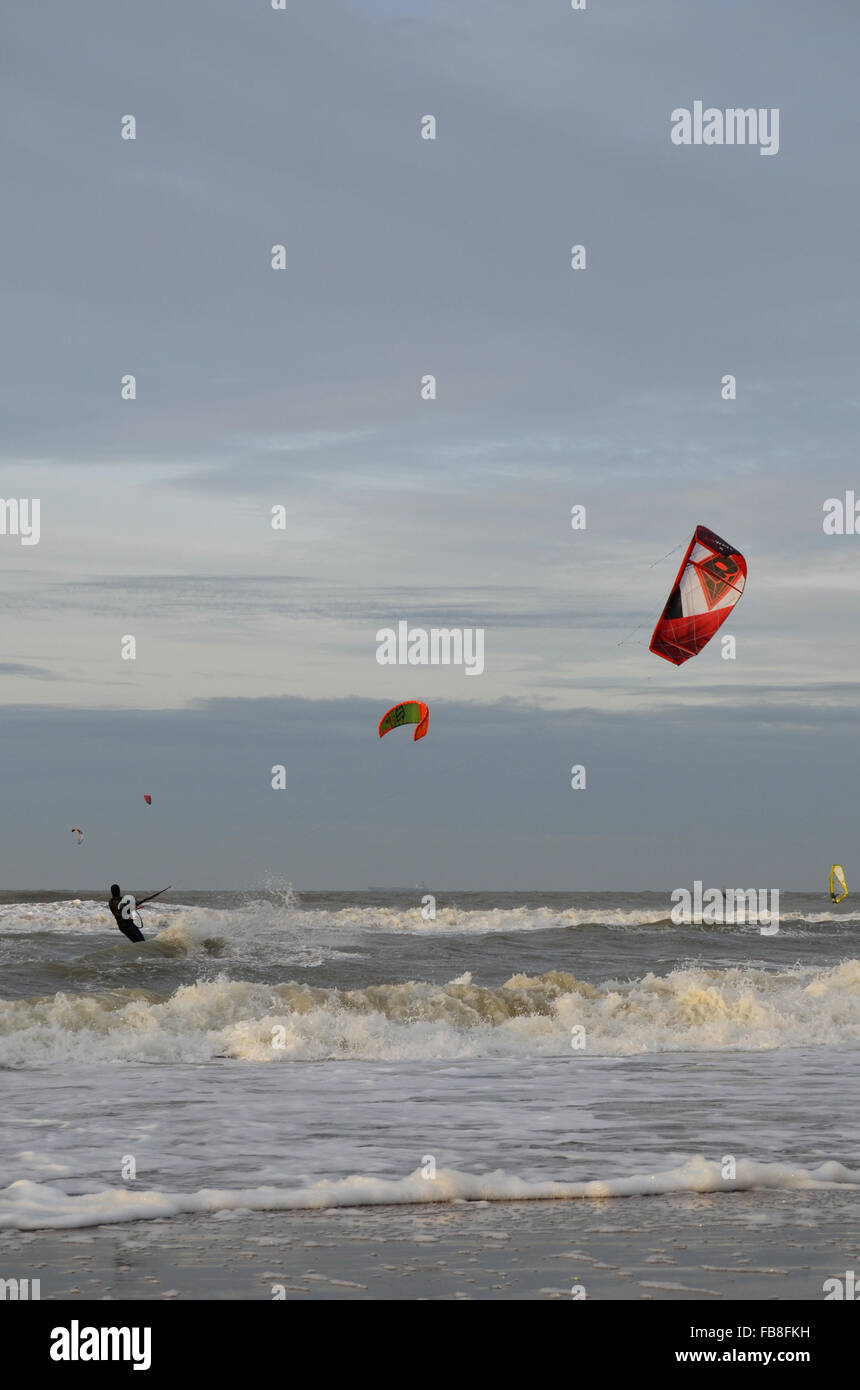 Kite surfer au large de la plage de Scheveningen, Pays-Bas Banque D'Images
