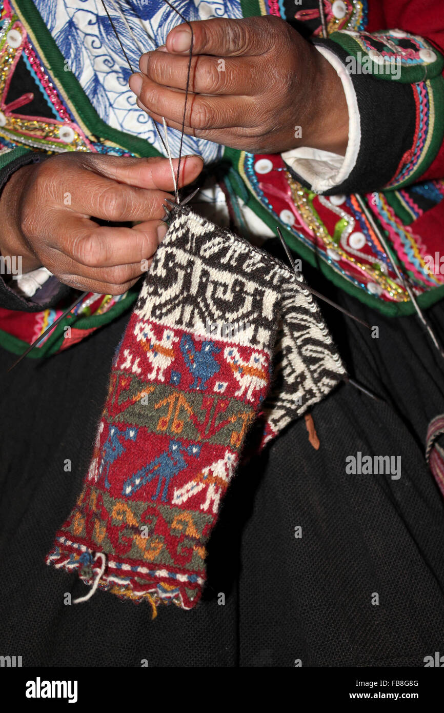 Pérou Woman Knitting Banque D'Images