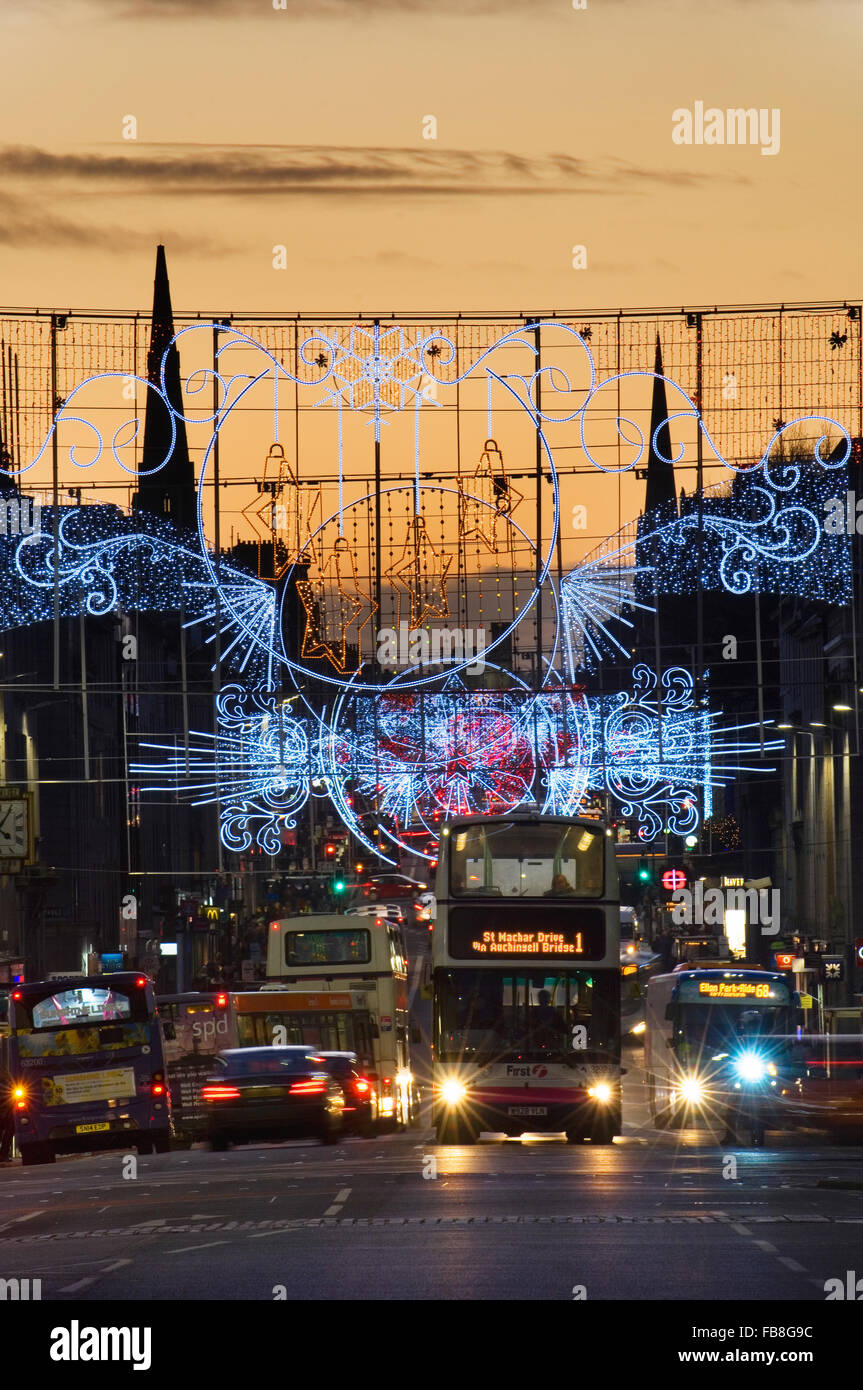 Lumières de Noël dans la rue Union Street, Aberdeen, Ecosse. Banque D'Images