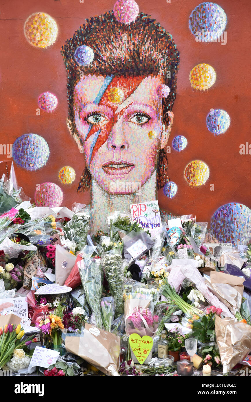 Brixton, Londres, Royaume-Uni. 12 janvier 2016. Au lendemain de la mort de David Bowie, une peinture murale à Brixton est devenue un sanctuaire temporaire Banque D'Images