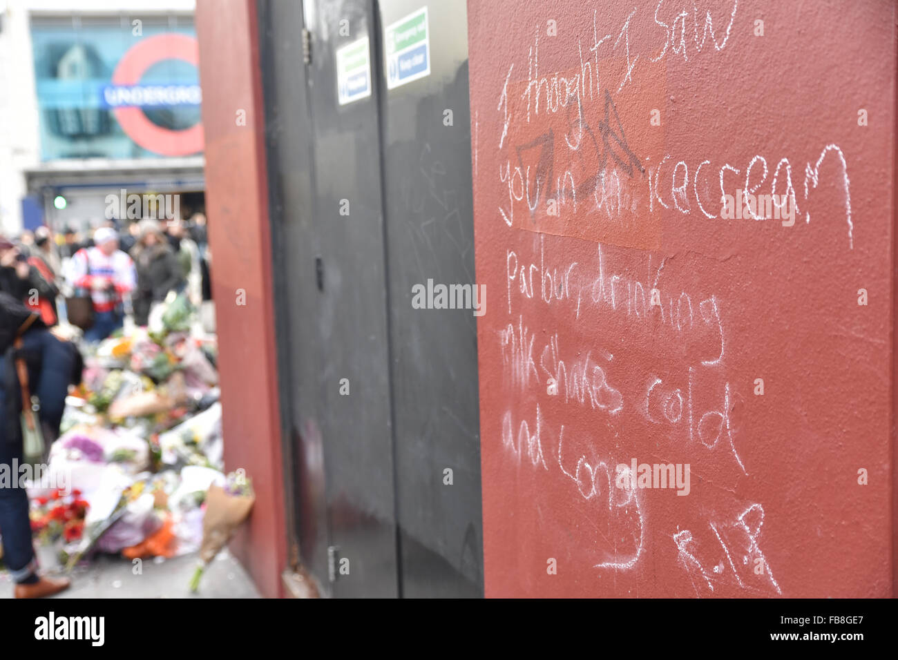 Brixton, Londres, Royaume-Uni. 12 janvier 2016. Au lendemain de la mort de David Bowie, une peinture murale à Brixton est devenue un sanctuaire temporaire Banque D'Images