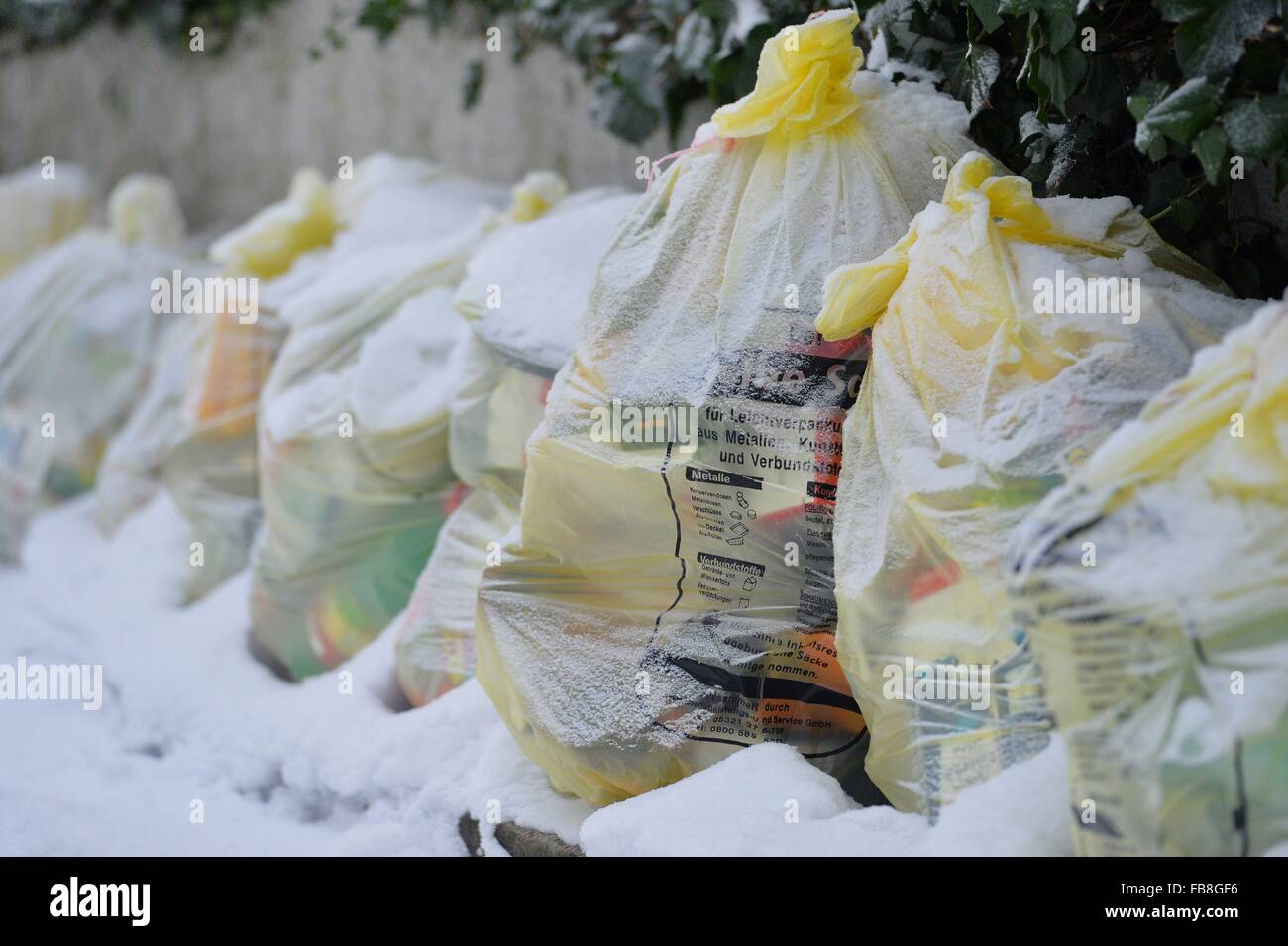 Plastique, les boîtes et le polystyrène sont recueillies dans 'Gelbe Sack' sacs en plastique jaune en Allemagne, Allemagne, 07. Janvier 2016. Photo : Frank May Banque D'Images