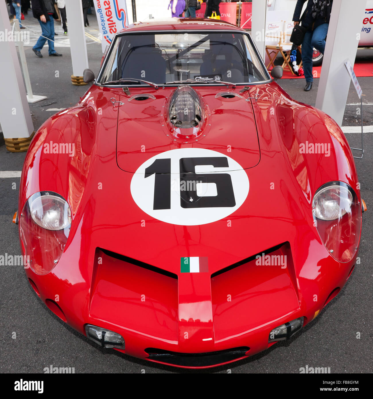 Vue frontale d'un 1962 Scuderia Serenissima Le Mans 24h Ferrari 250 GT SWB Breadvan () sur l'affichage au Regents Street Motor Banque D'Images