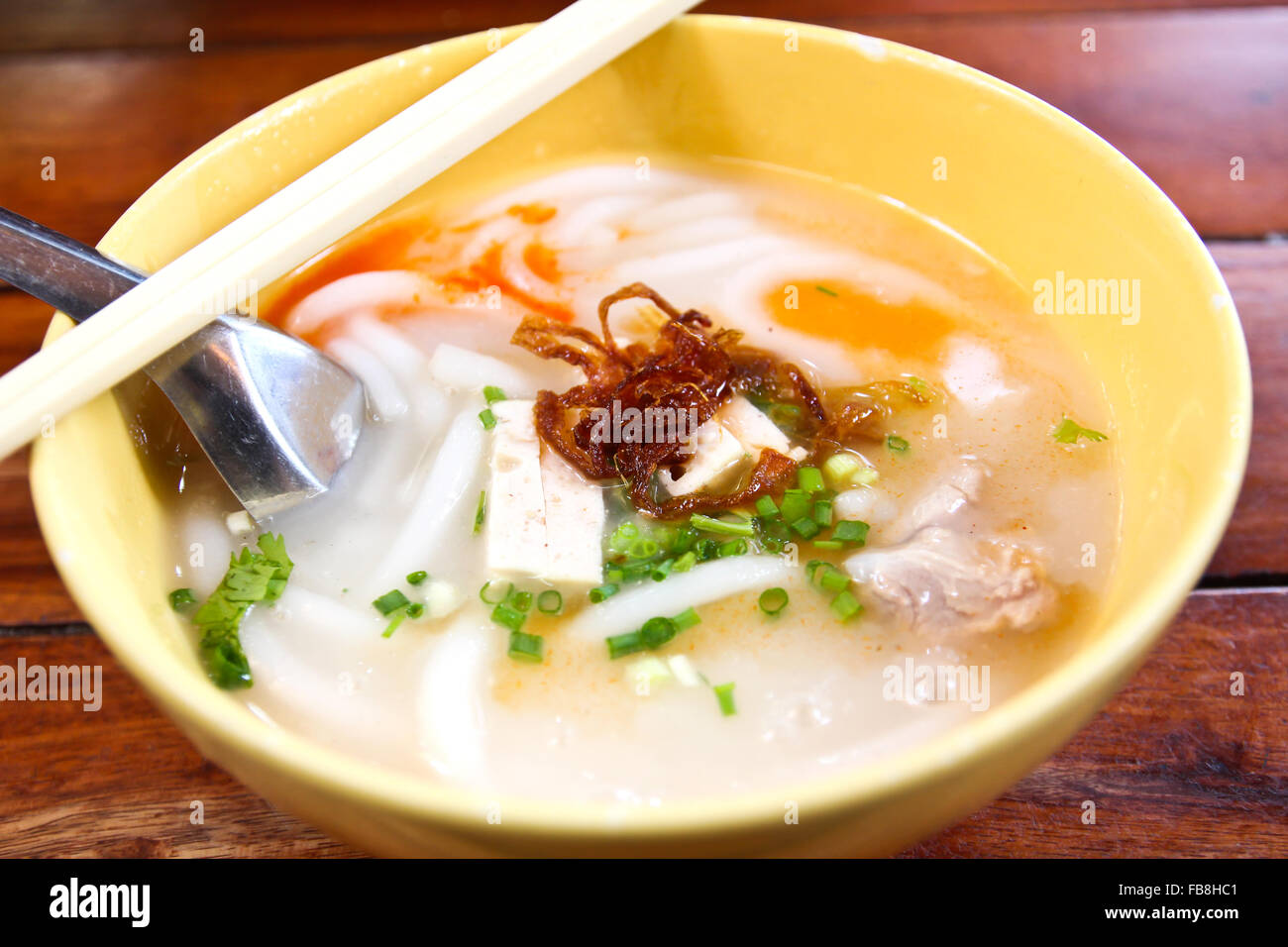 Riz vietnamiens Jub ,soupe de nouilles vietnamiennes de côtes de porc , Soupe aux nouilles de riz Banque D'Images