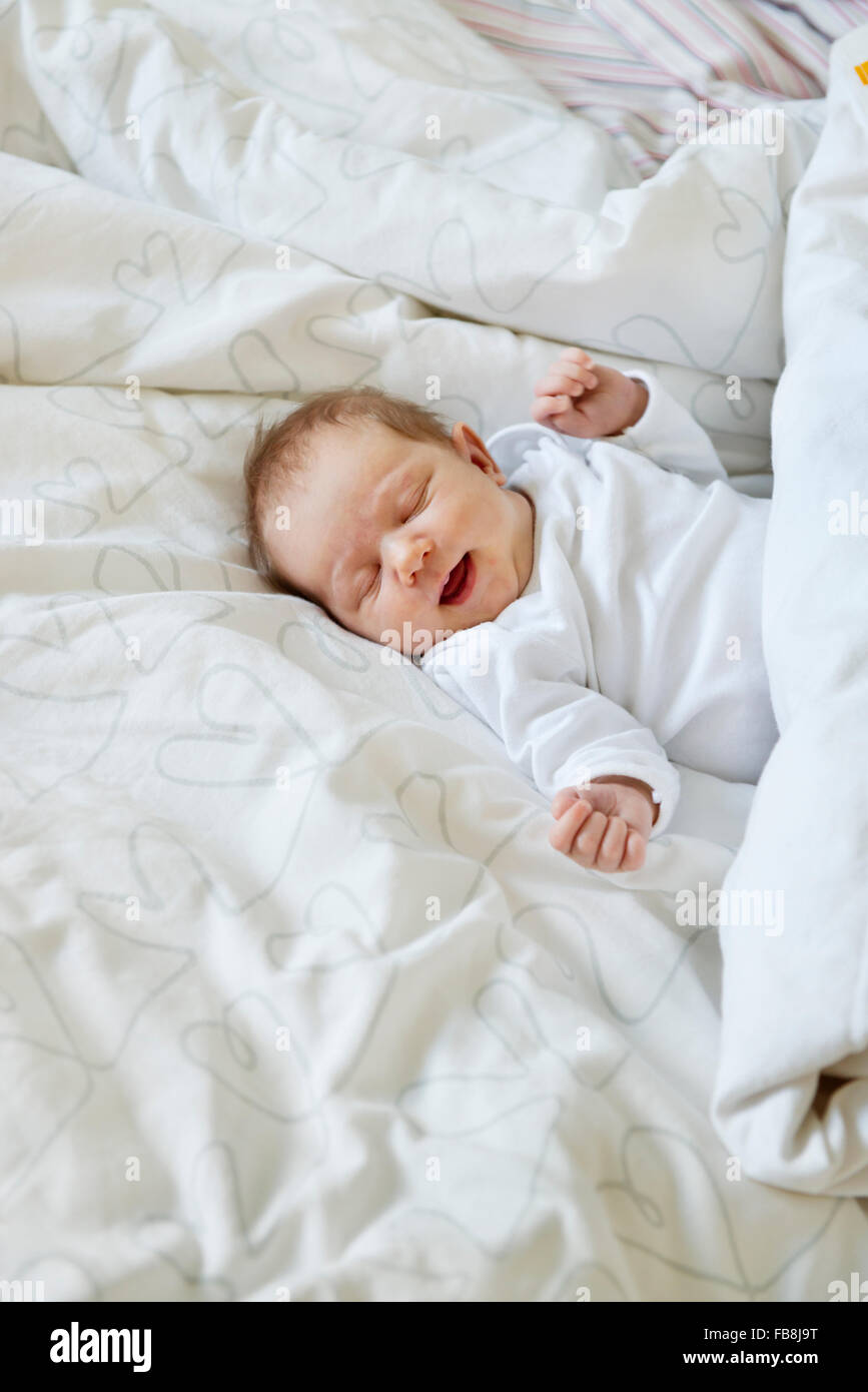 La Suede Naissance Bebe Fille 0 1 Mois Lying In Bed Photo Stock Alamy