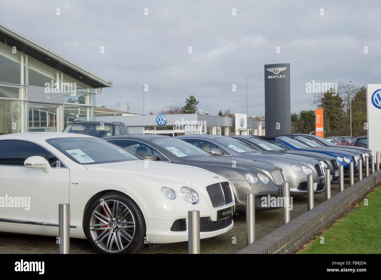 Vindis Bentley luxury car showroom et garage roadside sign Milton Road Cambridge Cambridgeshire Angleterre Banque D'Images