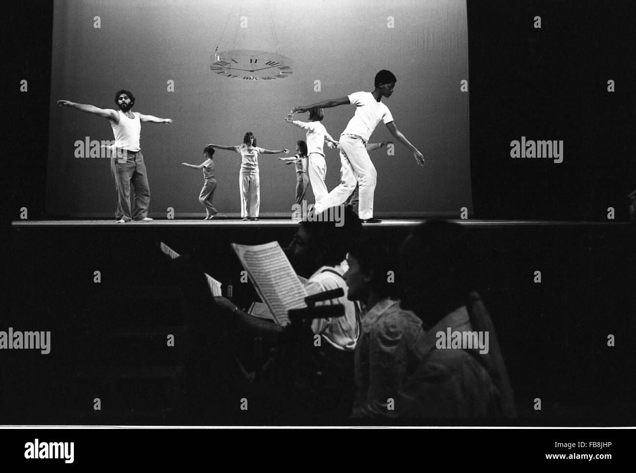 'EINSTEIN SUR LA PLAGE' - 1976 - France / Provence-Alpes-Cote d'Azur / Avignon - 'EINSTEIN SUR LA PLAGE'' - Scénariste : Philip Glass ; - Producteur : Robert Wilson ; - Avignon, France ; 1976 ; - - - Philippe Gras / Le Pictorium Banque D'Images