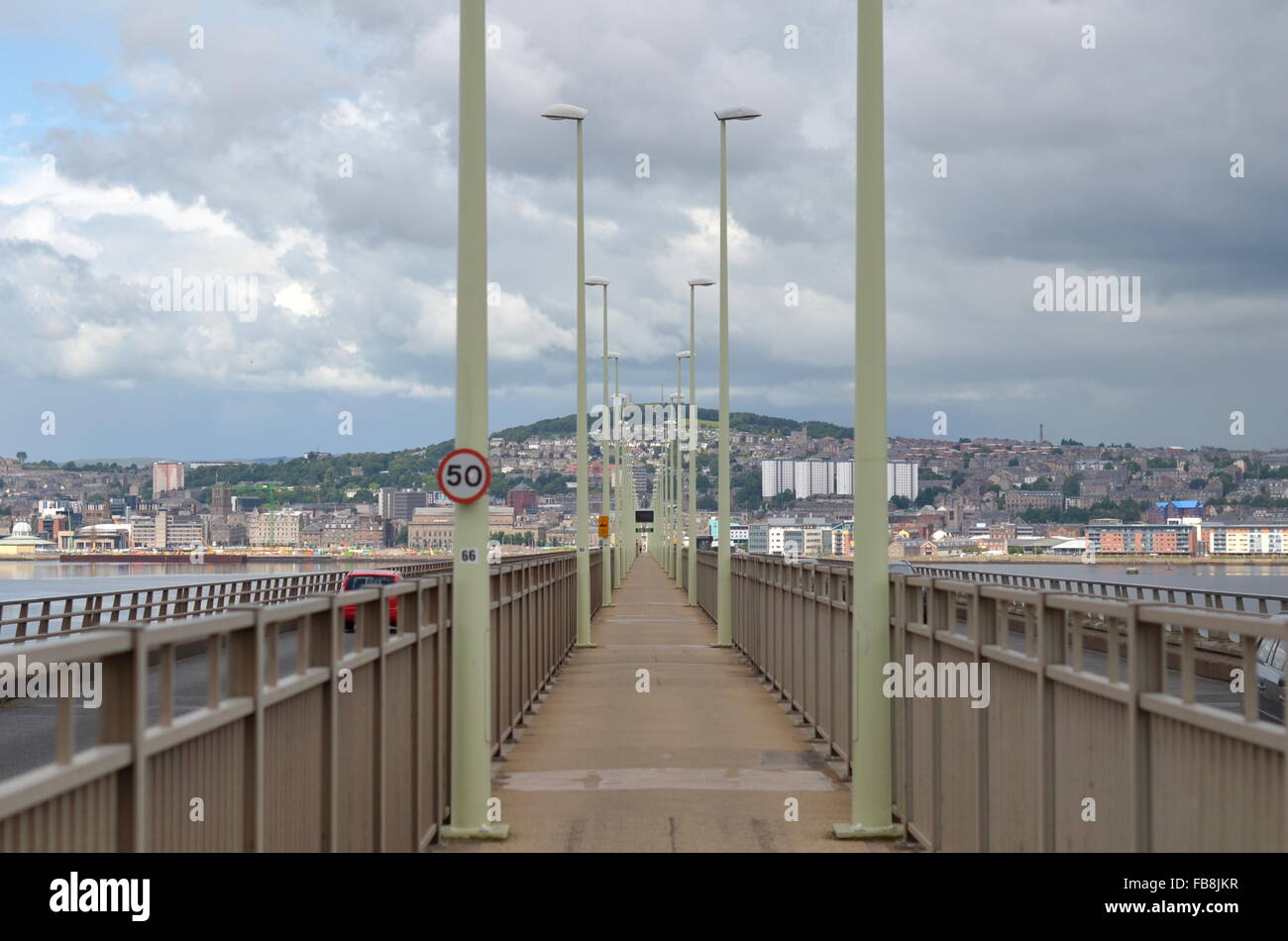 Le Tay Road Bridge vers Dundee, Écosse Banque D'Images