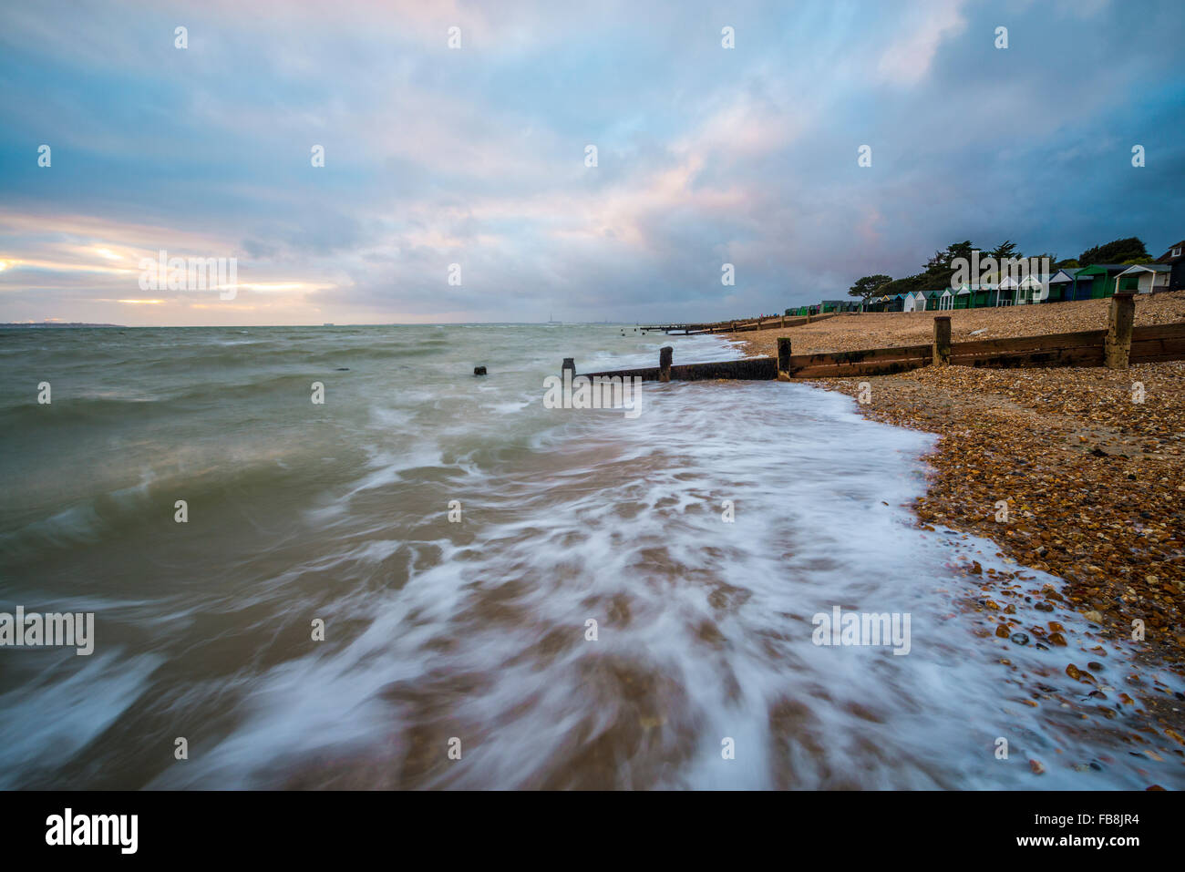 Les Cabanes de plage, à Colline tête dans le Hampshire. Banque D'Images