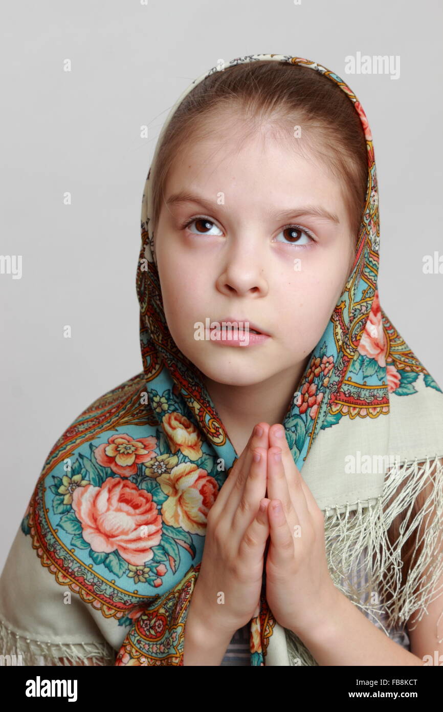 Petite fille russe traditionnelle en skarf Photo Stock Alamy