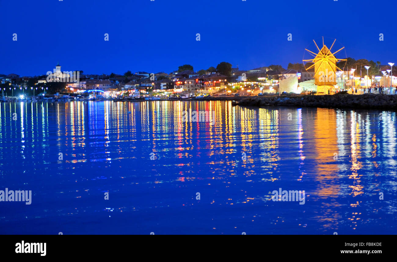 Moulin à vent en bois à Nessebar la nuit Banque D'Images