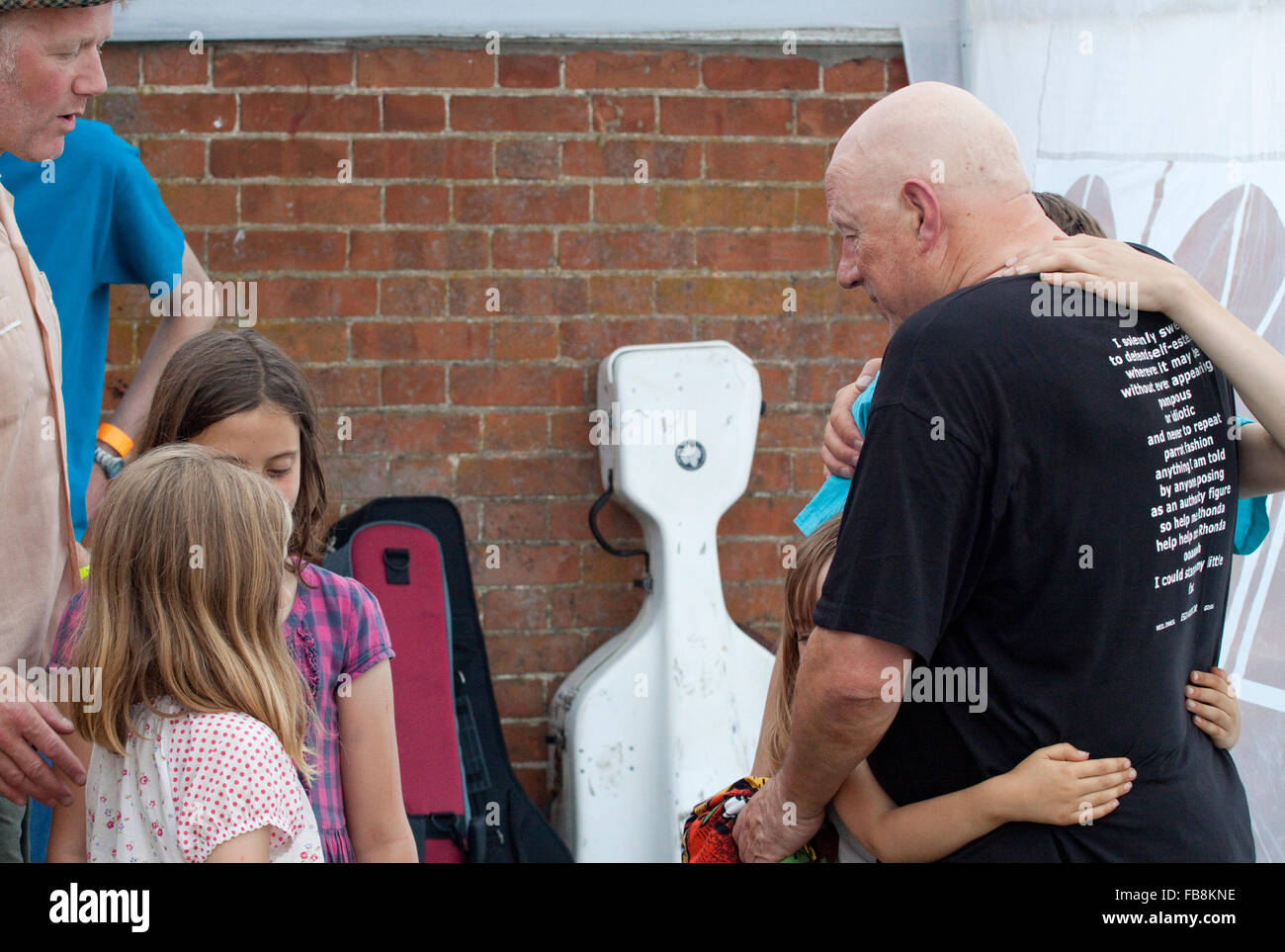 Neil Innes en coulisses après le concert avec certaines jeunes filles dont certains au moins sont certainement ses petites-filles Banque D'Images