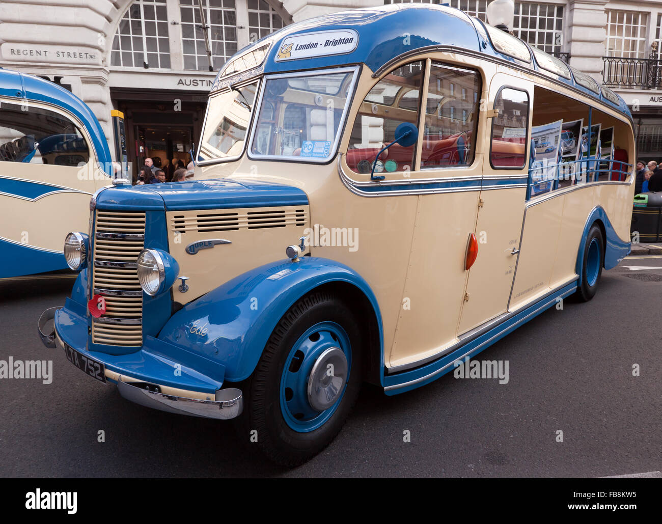 1950 Bedford OB UNE Majesteuse (27 places) 'toast' Rack vintage car, sur l'affichage dans le Regents Street Motor Show 2015. Banque D'Images