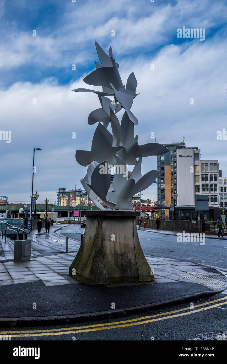 Un monument montrant de nombreuses colombes de paix Banque D'Images