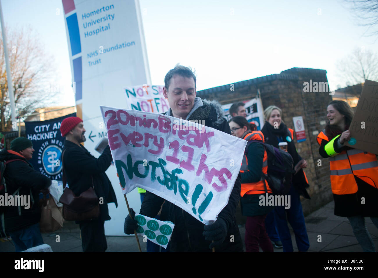 Londres, Royaume-Uni. 12 janvier, 2016. Les médecins et les partisans de l'Hôpital Universitaire Homerton de piquetage à Hackney pour accroître le soutien. Juniro les médecins de l'ensemble du pays sont à une journée de grève contre le projet de nouveau les conditions de travail et de rémunération par le gouvernement. Credit : Kristian Birsfelden/Alamy Live News Banque D'Images