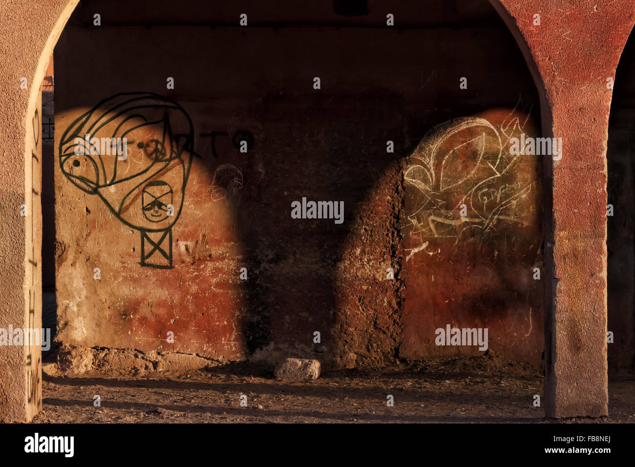 Graffiti sur un vieux bâtiment rural au Maroc. Banque D'Images