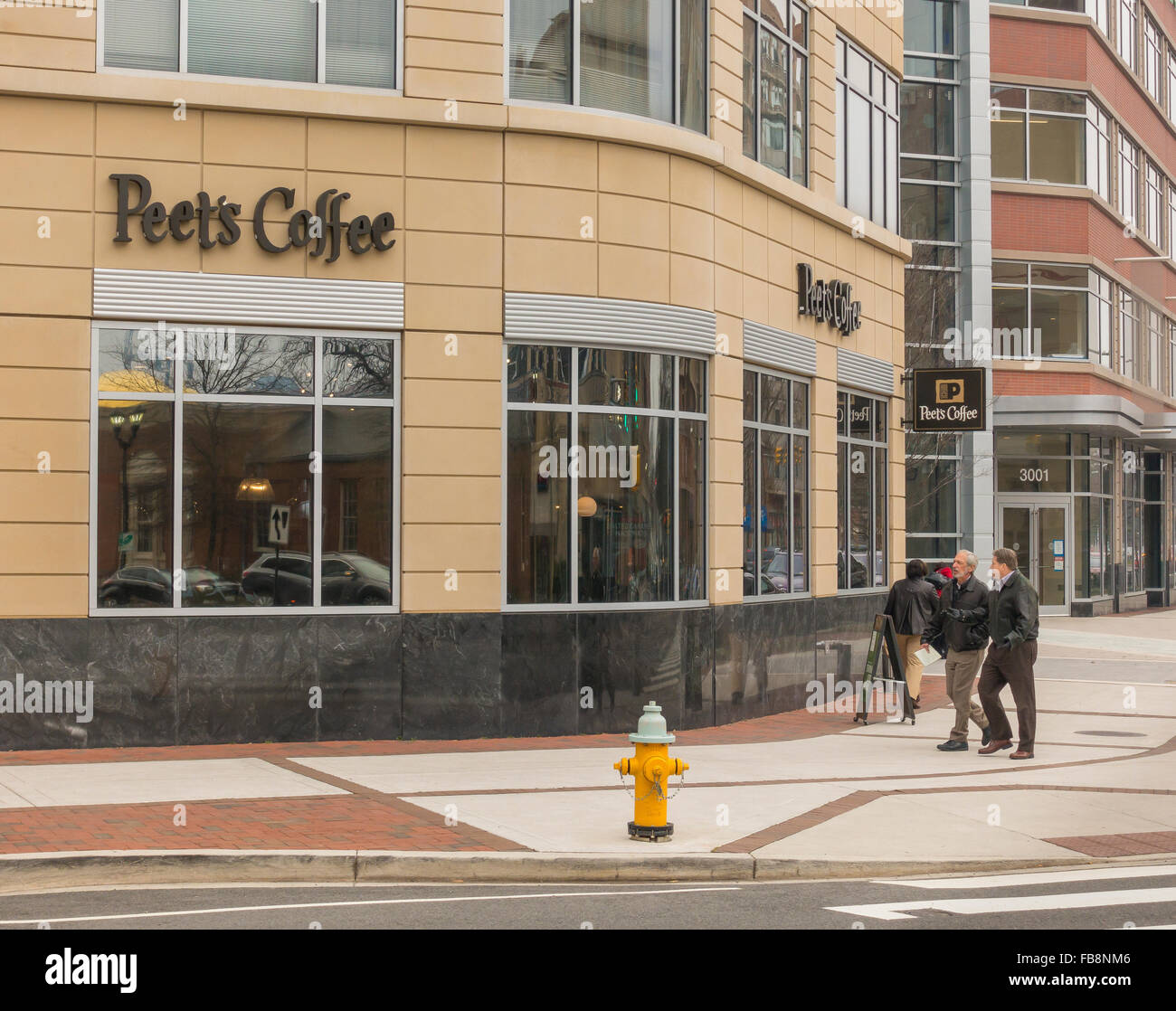 ARLINGTON, VIRGINIA, USA - les gens à pied par Peet's Coffee shop dans la région de Clarendon quartier. Banque D'Images
