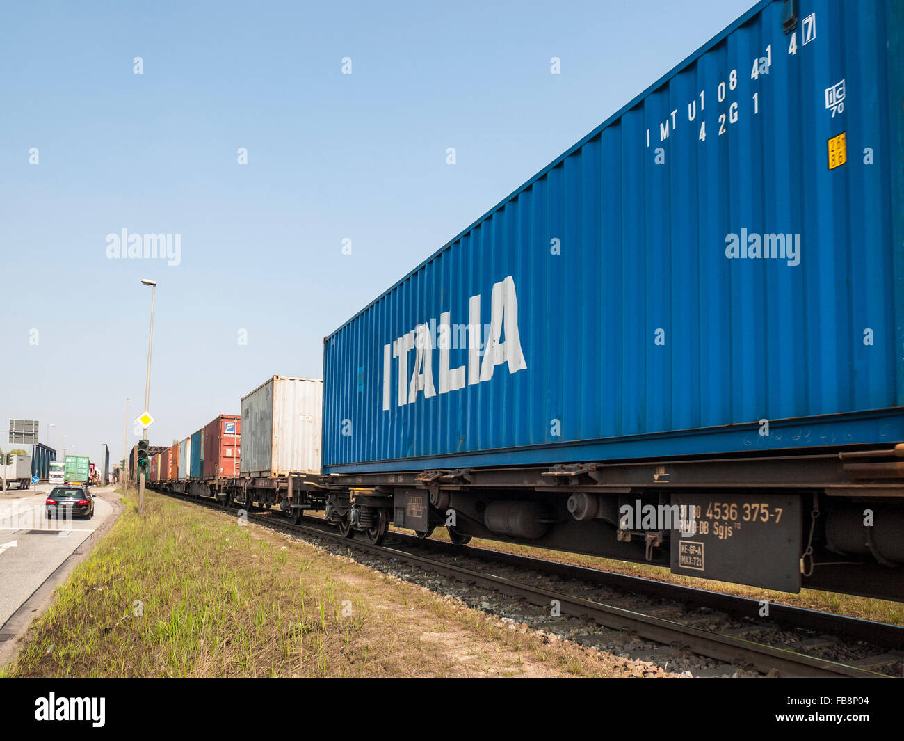 Transport de conteneurs dans le port de Hambourg, Allemagne. Banque D'Images