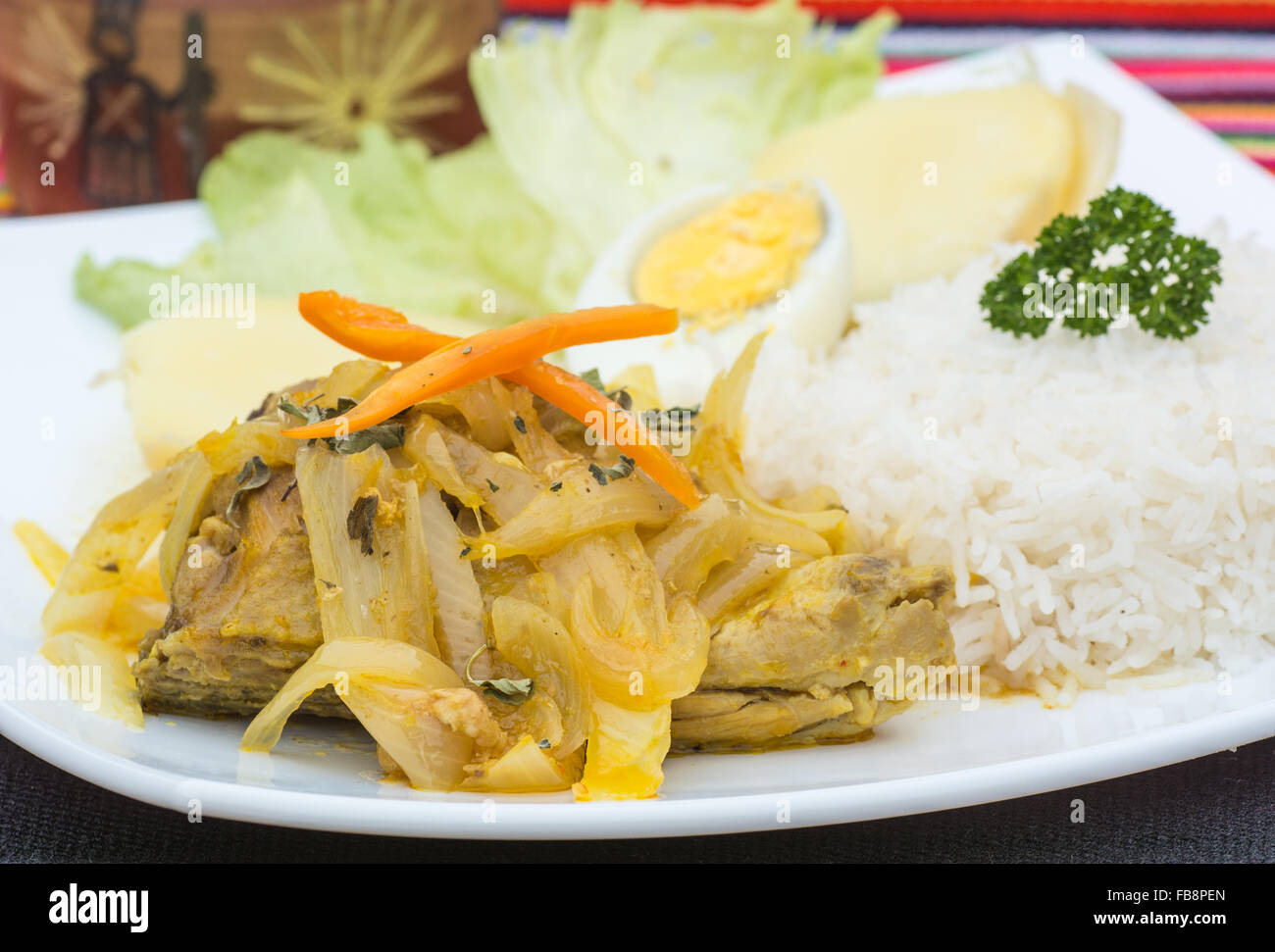 Escabeche de Pollo - péruvien bien connu plat de poulet avec riz et de piment jaune Banque D'Images