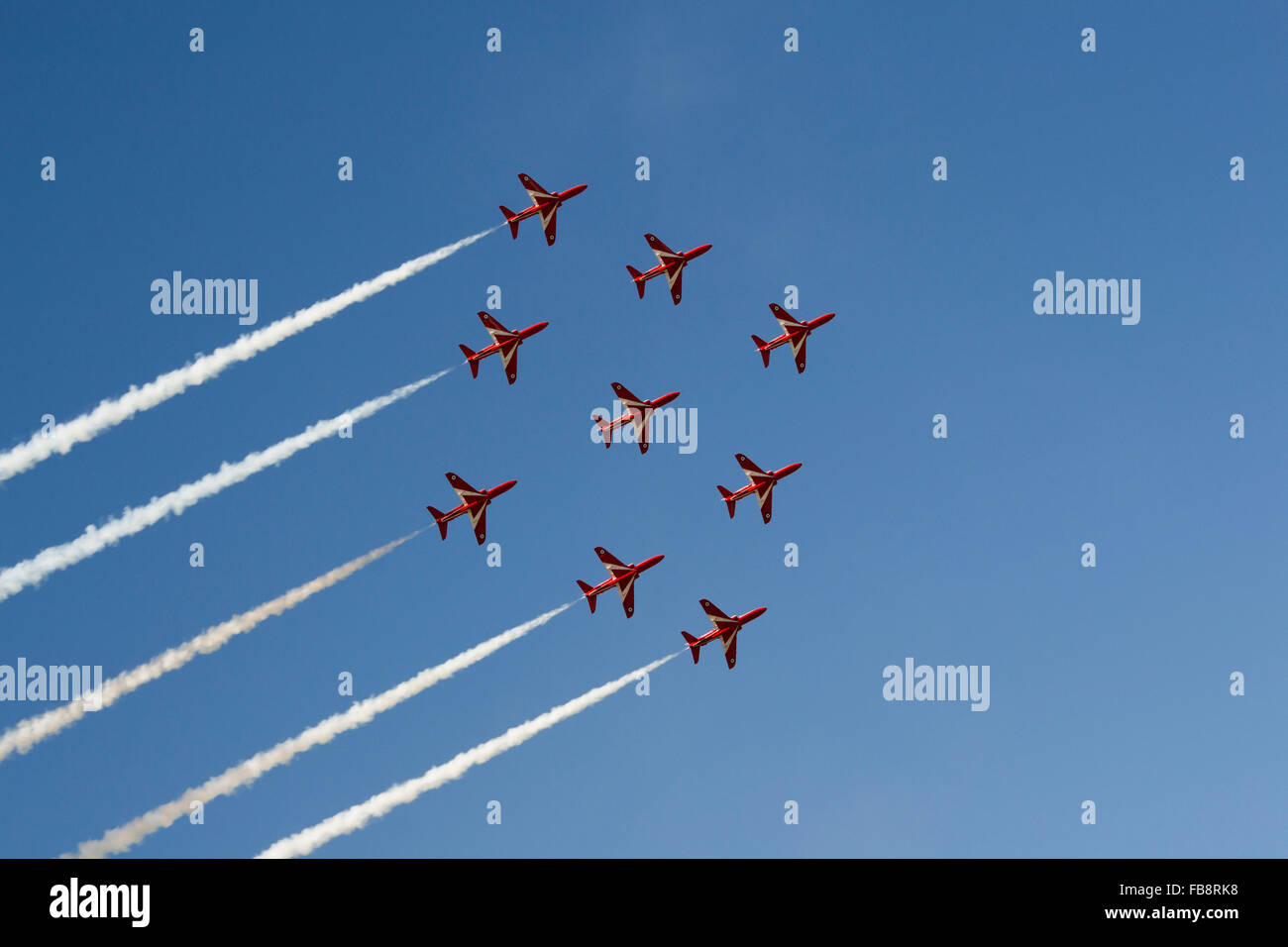 Des flèches rouges en avion Hawk Diamond 9 formation avec la fumée blanche contre ciel bleu Banque D'Images Des flèches rouges en avion Hawk Diamond 9 formation avec la fumée blanche contre ciel bleu Banque D'Images