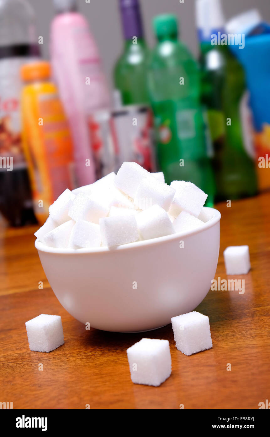 Cubes de sucre blanc cristallisé dans un bol Banque D'Images