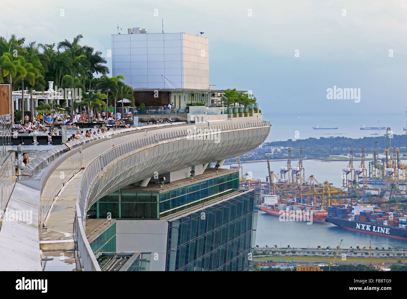 Vue depuis la piscine à débordement du Marina Bay Sands Hotel. Singapour Banque D'Images