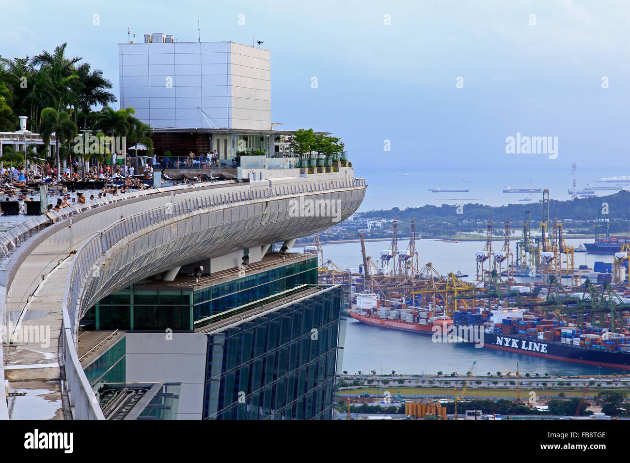 Vue depuis la piscine à débordement du Marina Bay Sands Hotel. Singapour Banque D'Images