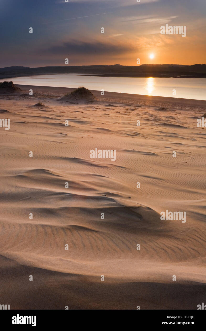 Coucher de soleil sur les dunes de sable (et) à l'estuaire Ythan Forvie National Nature Reserve - près de Ellon, Aberdeenshire, Scotland. Banque D'Images