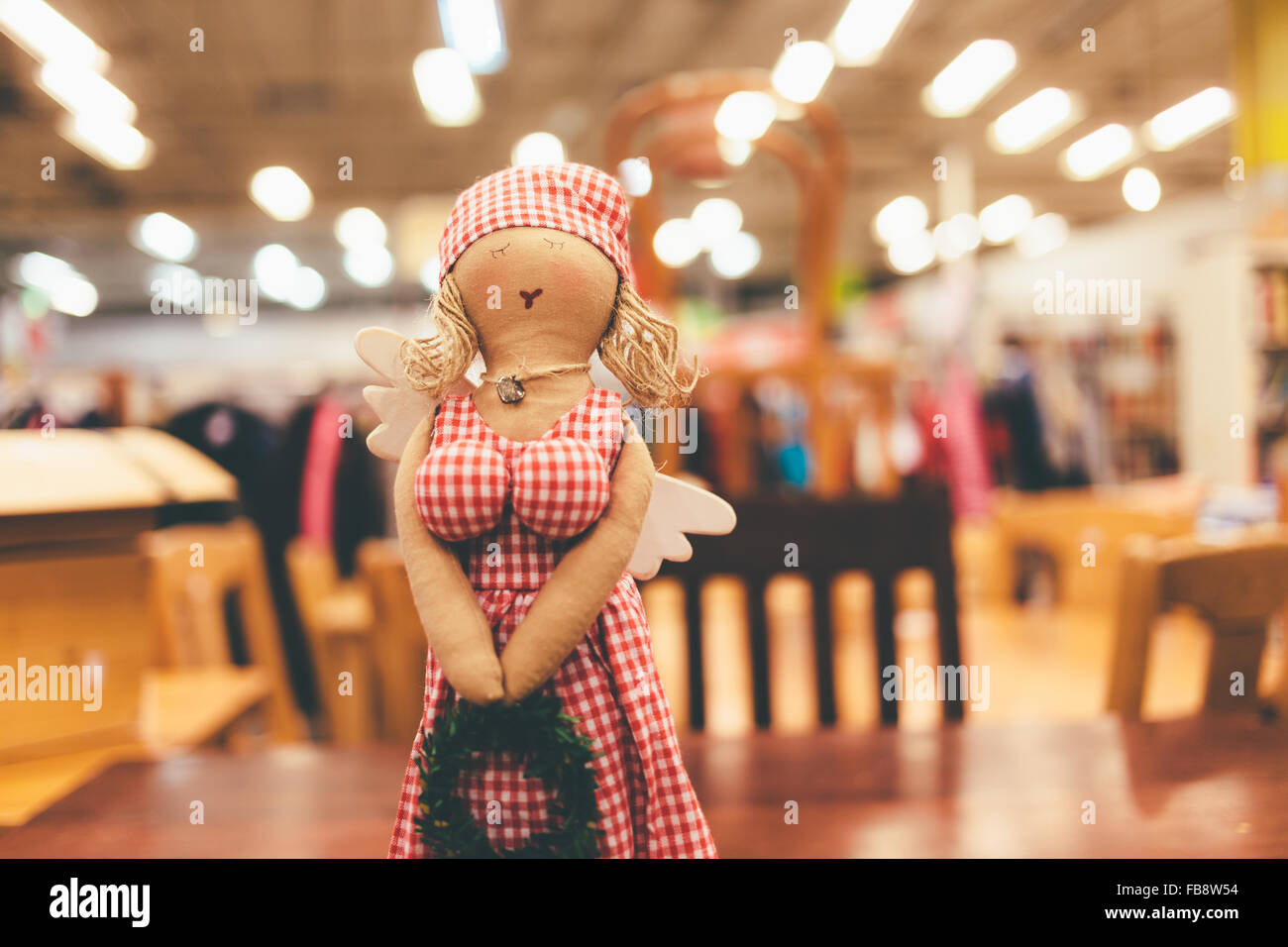 Il est rouge poupée dans une robe blanche faite main de tissu. Banque D'Images