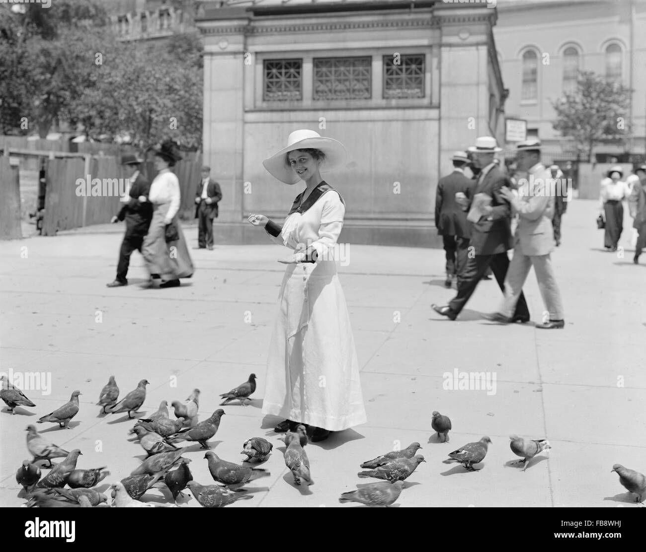 Woman feeding Pigeons, Boston Common, Boston, Massachusetts, USA, 1915 Banque D'Images