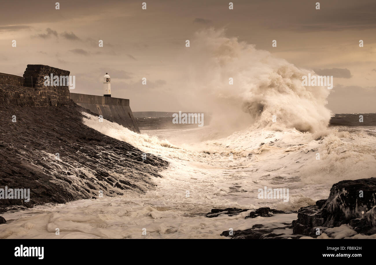 Storm Desmond hits Porthcawl et crash dans le phare et de la jetée dans le sud du Pays de Galles, Royaume-Uni. Banque D'Images