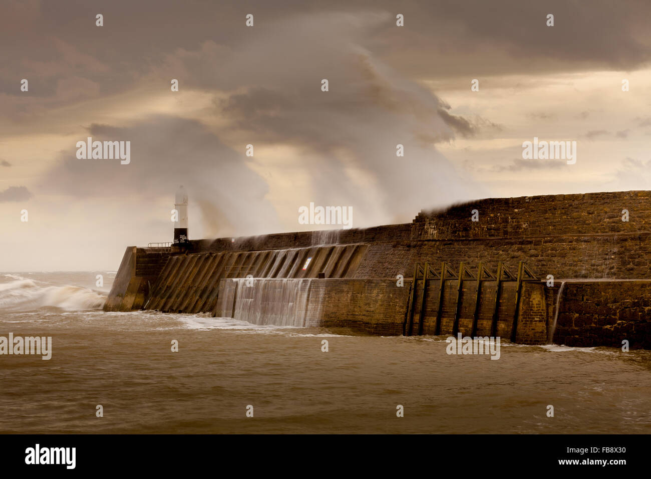 Storm Desmond hits Porthcawl et impact sur le phare et de la jetée dans le sud du Pays de Galles, Royaume-Uni. Banque D'Images