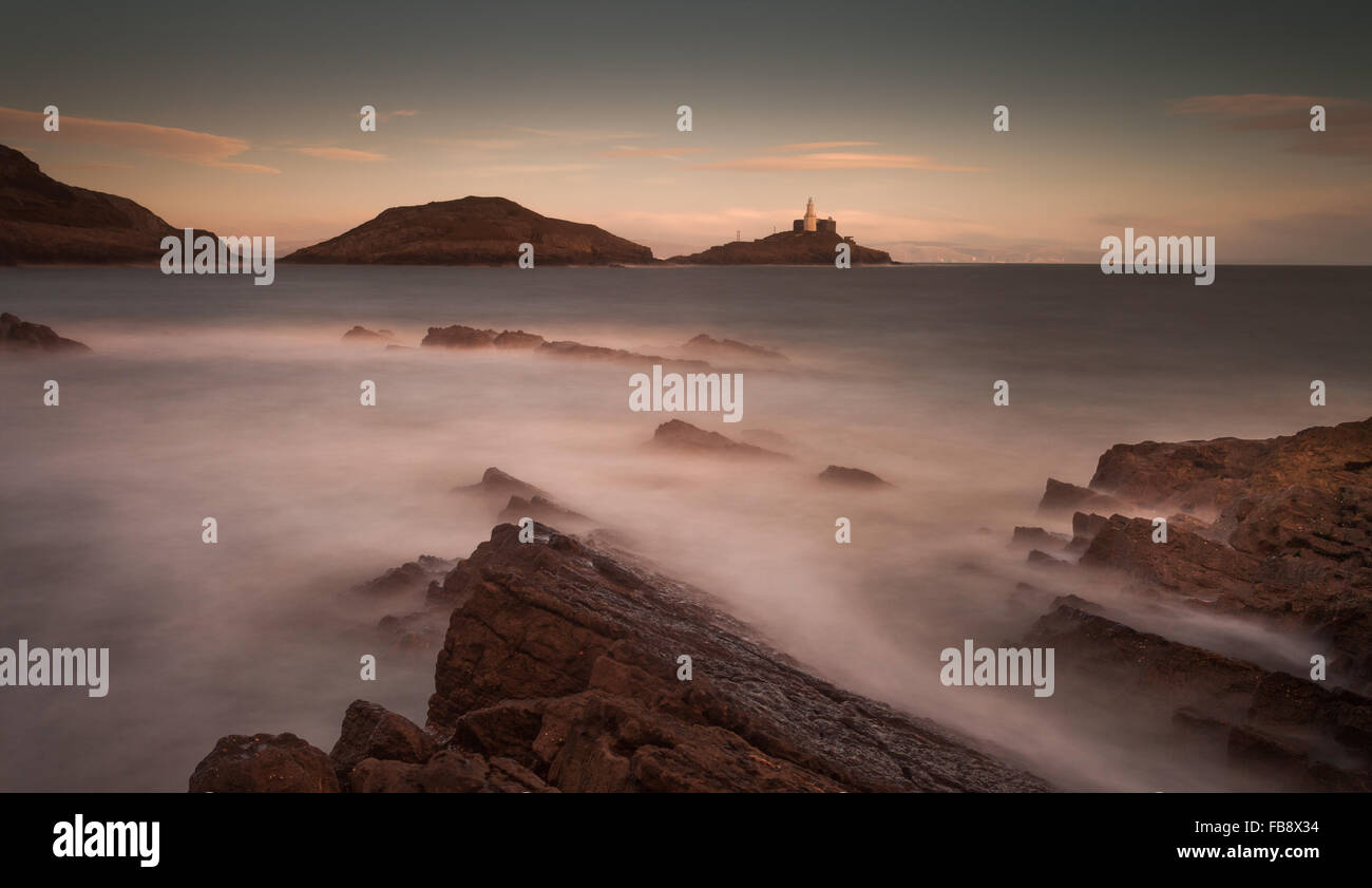 Une structure iconique de Swansea, le phare de Mumbles, photographié à partir de la baie de bracelet Banque D'Images