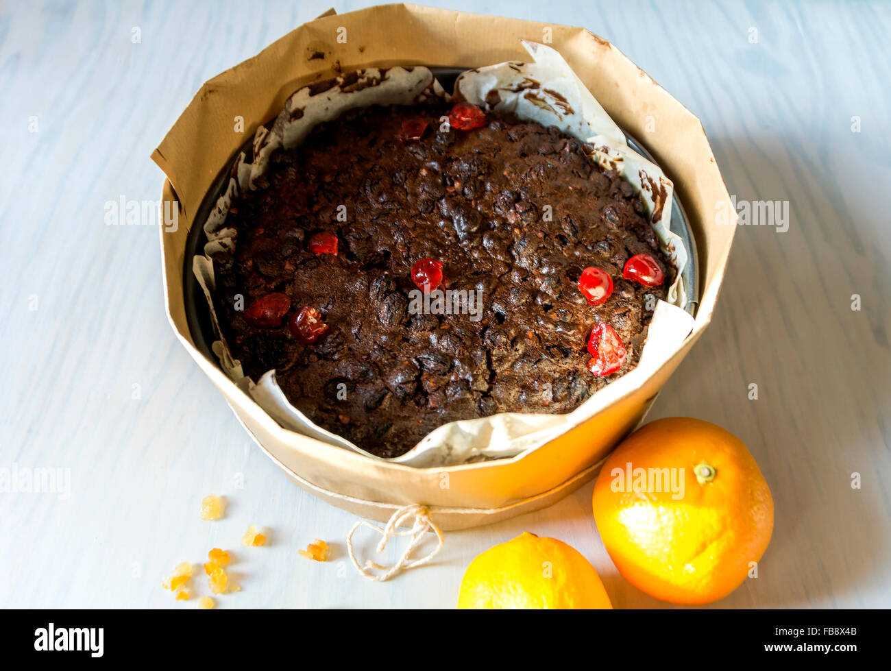 Gâteau de Noël doit être cuit pendant les heures de travail afin d'être enveloppés dans du papier brun pour protéger de la combustion. Banque D'Images