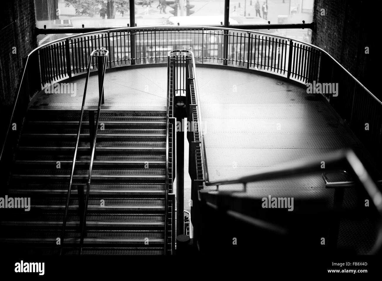 Escalier en noir et blanc et de l'atterrissage dans la station de métro de Londres à la lumière naturelle. Un contraste élevé Moody s'escaliers Banque D'Images