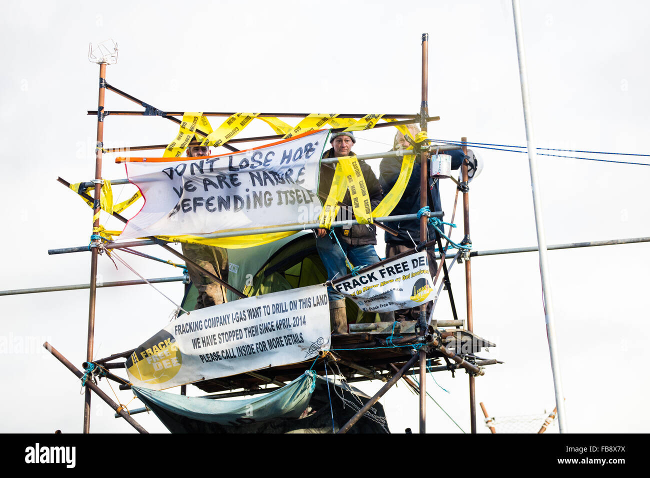 Upton, Cheshire. 12 Jan, 2016. Les manifestants verrouillé sur une tour à Upton camp anti fracturation hydraulique que les huissiers et policemove dans d'expulser le camp Crédit : Jason Smalley / Alamy Live News Banque D'Images