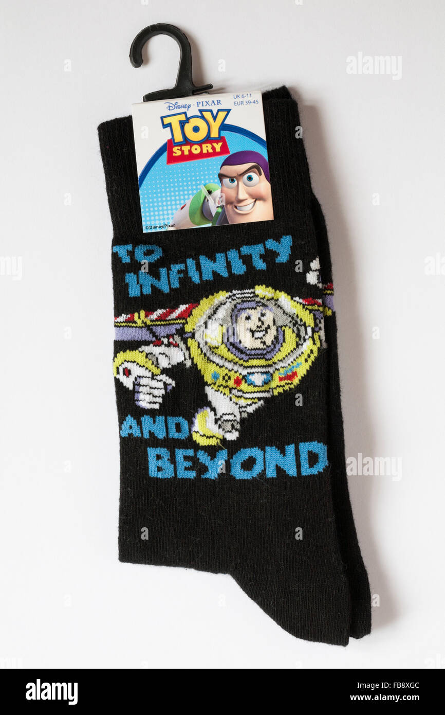 Toy Story à l'infini et au-delà de chaussettes pour hommes isolé sur fond blanc Banque D'Images