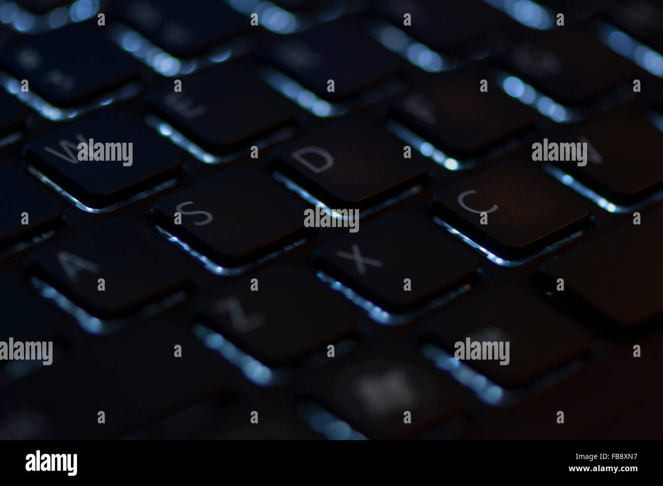 Clavier éclairé. Se concentrer sur les touches WASD Banque D'Images