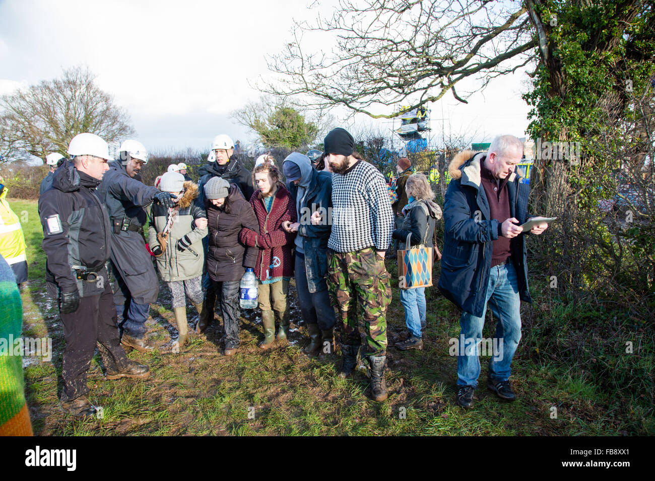 Upton, Cheshire. 12 Jan, 2016. Huissiers de retrait des locaux, des manifestants et appuyez sur à partir d'un champ contigu à Upton camp anti fracturation hydraulique que les huissiers et policemove dans d'expulser le camp Crédit : Jason Smalley / Alamy Live News Banque D'Images