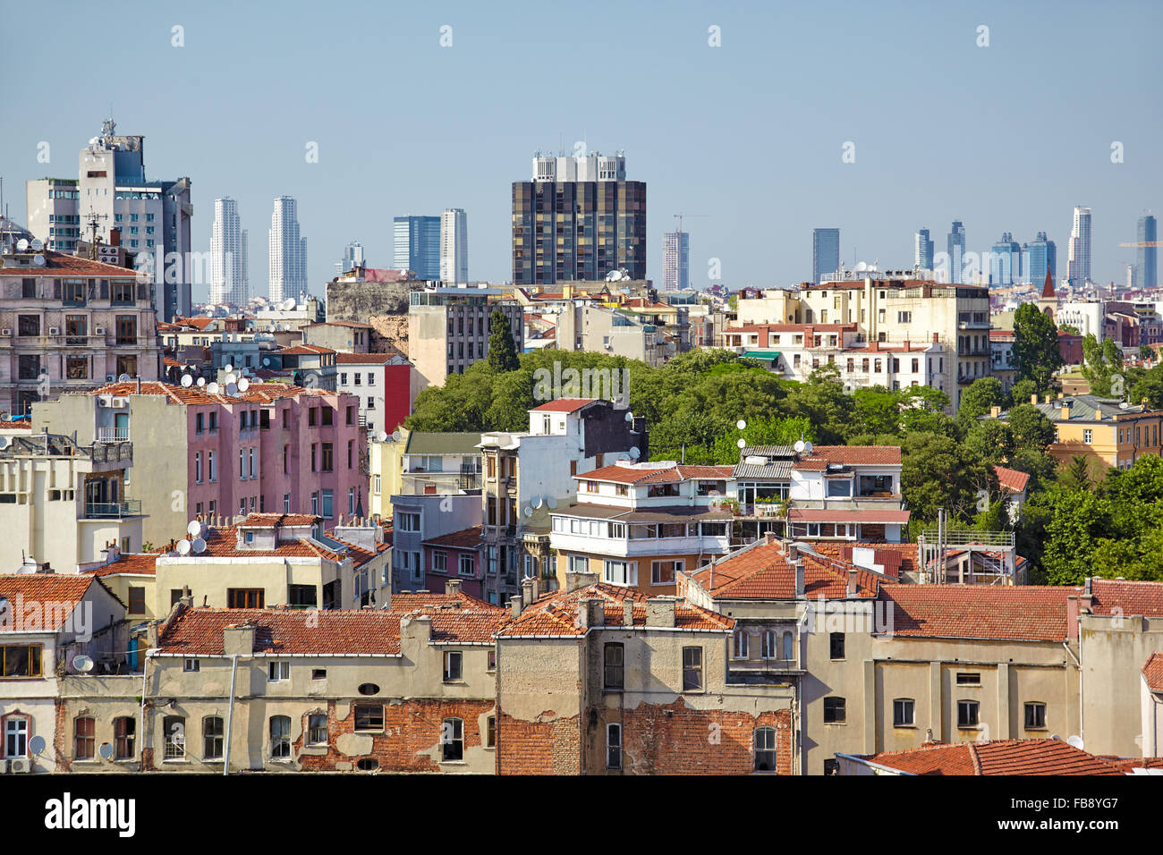 La vue depuis la tour de Galata à la maisons résidentiel avec les gratte-ciel dans la région de Galata Istanbul, Turquie Banque D'Images