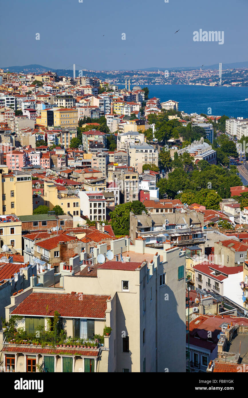 La vue depuis la tour de Galata à la maisons résidentiel avec Détroit du Bosphore et du pont à l'arrière-plan, Istanbul, Turquie Banque D'Images