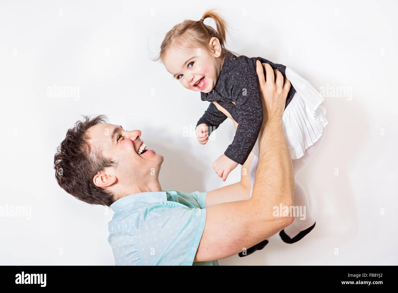 Heureux jeune père jouer avec ma petite fille Banque D'Images